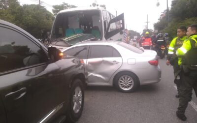 Bomberos Medellín atiende incidente vehicular múltiple en el sector de la Feria de Ganado