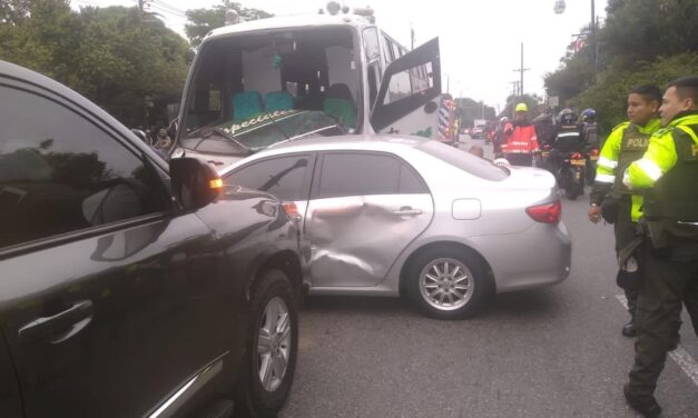 Bomberos Medellín atiende incidente vehicular múltiple en el sector de la Feria de Ganado