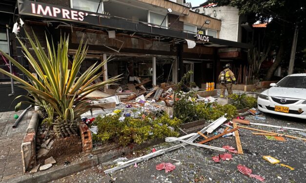 Bomberos Medellín atiende explosión de pipeta en Laureles