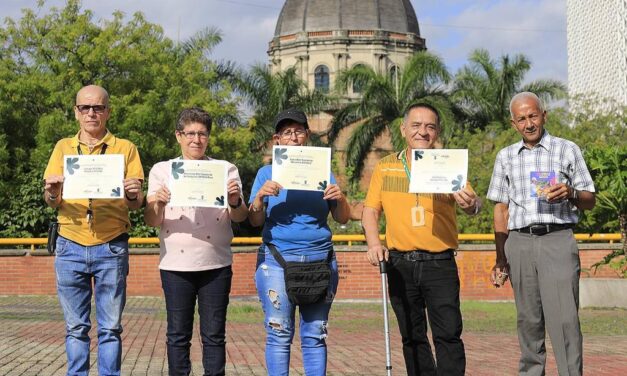 La Alcaldía de Medellín regula a 725 venteros informales y apoya su actividad económica en el espacio público