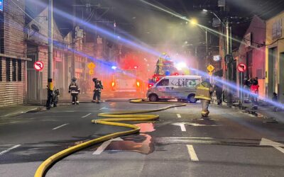 Bomberos Medellín controló incendio estructural en una bodega de reciclaje