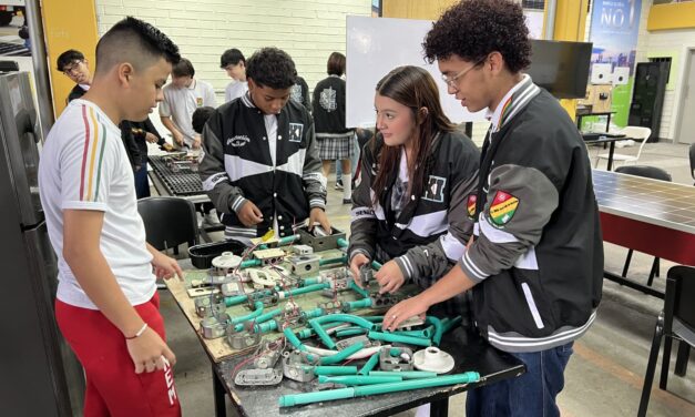 El 97 % de las instituciones oficiales de Medellín ya cuentan con programas de doble titulación