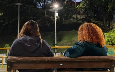 El Distrito de Medellín ilumina un parque con energía renovable de paneles solares