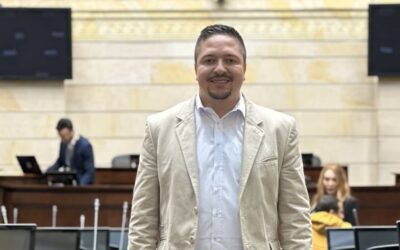 Felipe Restrepo recibe la condecoración «Raíces» en el Congreso de la República