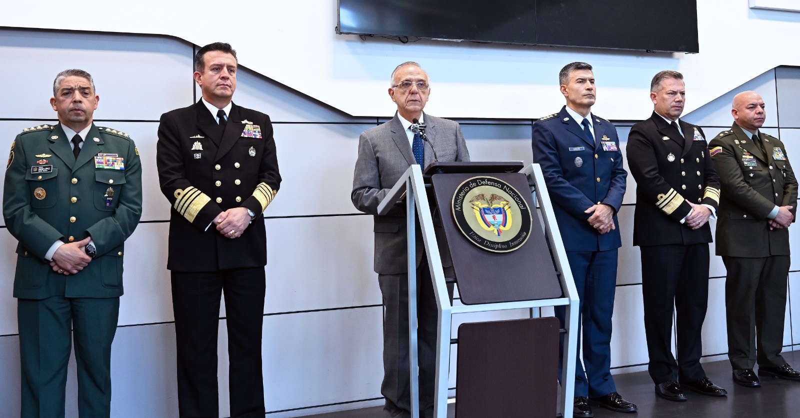 min defesnsa Reestructuración en Fuerzas Militares