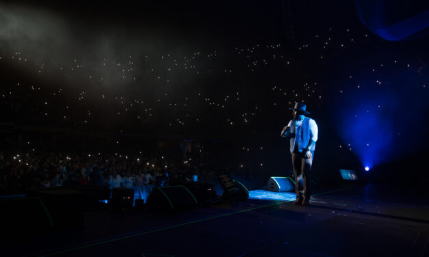 Carin León llegará al Estadio El Campín de Bogotá con su «Boca Chueca Tour 2025» para un concierto histórico