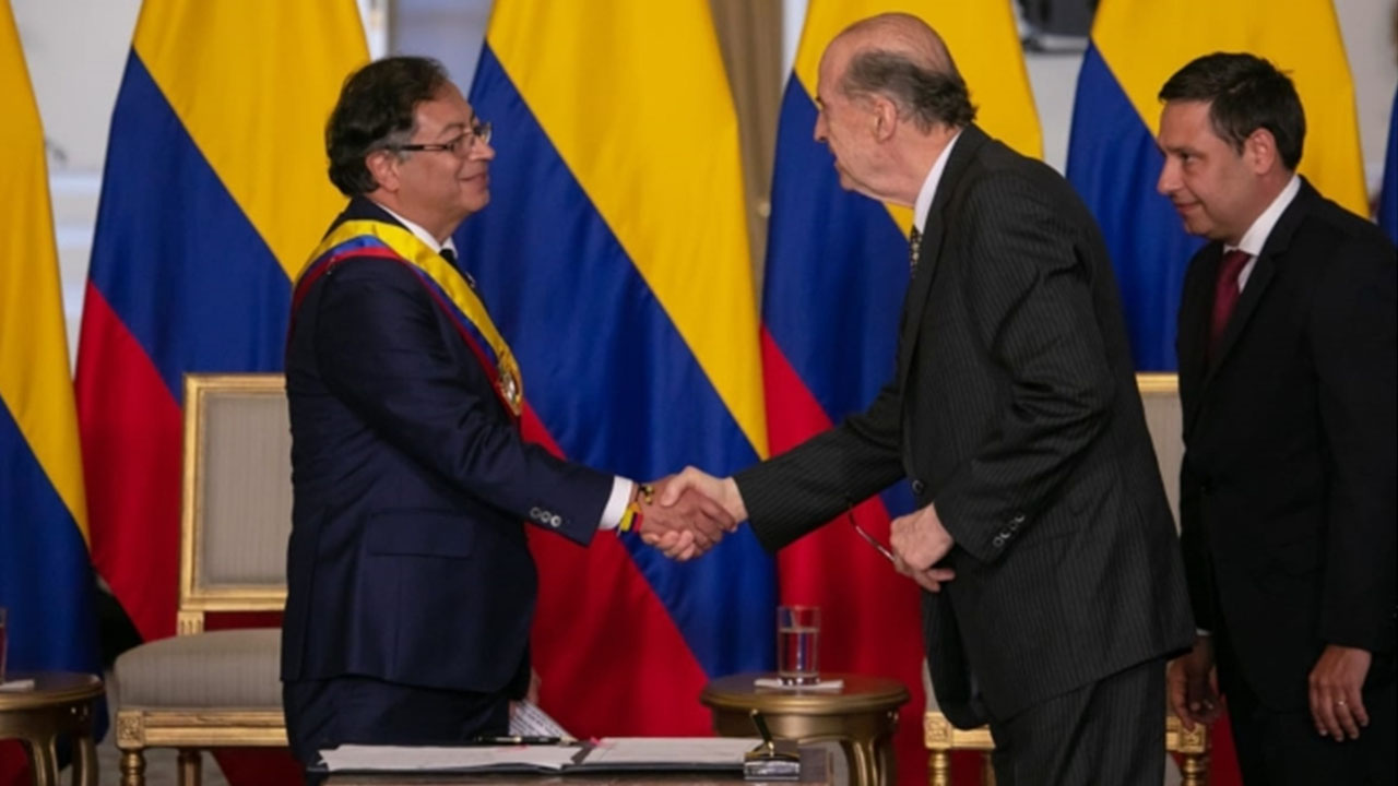 La dura carta de Álvaro Leyva a Petro excanciller asegura que el presidente estuvo drogándose en un viaje a Francia La verdad detrás de la carta de Leyva: hijo del excanciller al parecer es el 'florero de llorente' entre él y Petro