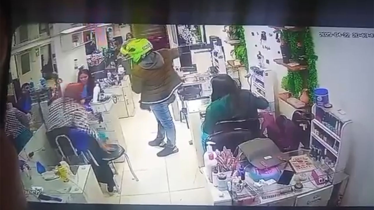 ¡IMÁGENES FUERTES! Policía mató a su expareja en una peluquería; le descargó todo el proveedor de la pistola