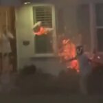 VIDEO: ¡Impactante! Mujer prendió fuego a la casa de su vecina y la policía le tuvo que disparar