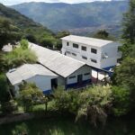 La Personería de Girardota sale de su oficina y pinta de derechos humanos una escuela rural del municipio