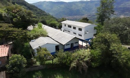 La Personería de Girardota sale de su oficina y pinta de derechos humanos una escuela rural del municipio