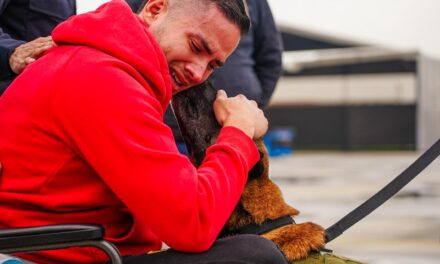 El emotivo reencuentro del patrullero Herrera y Telmo, su héroe de cuatro patas
