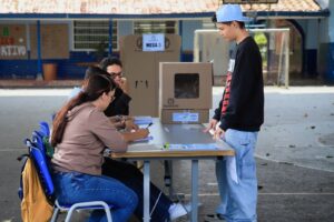 Joven domestica a joven CDJ