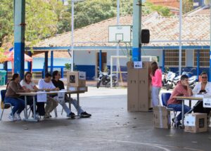 Joven domestica a joven CMJ