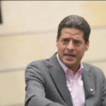 Otro desconocido que renuncia a la presidencia: Gómez Amín tira la toalla y se sube al tren de De la Espriella