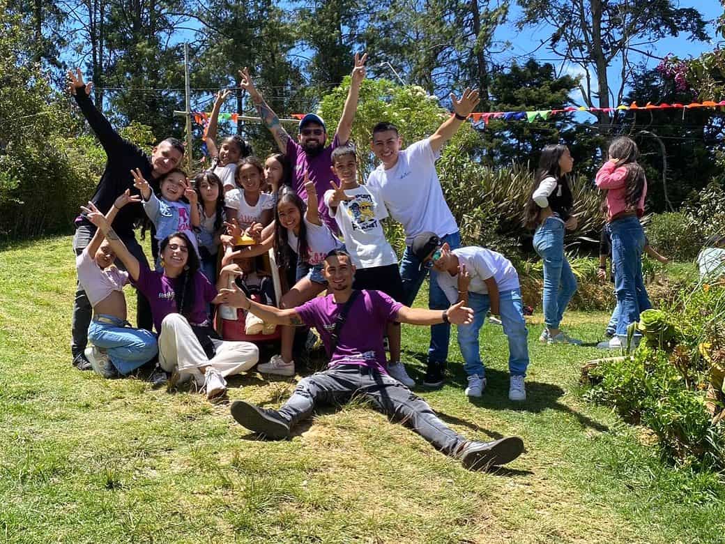 Corporación Arte Trece – Circo Social Comuna 13 Jóvenes practican circo social en la Comuna 13 de Medellín