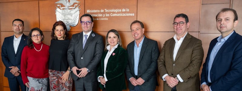 Celulares en cárceles: Gobierno alista bloqueo Imagen de referencia de una reunión sobre celulares en cárceles entre autoridades y operadores móviles