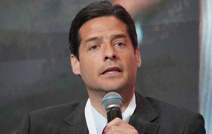 Ministro Mauricio Gómez Amín habla por micrófono en anuncio sobre comercio recíproco