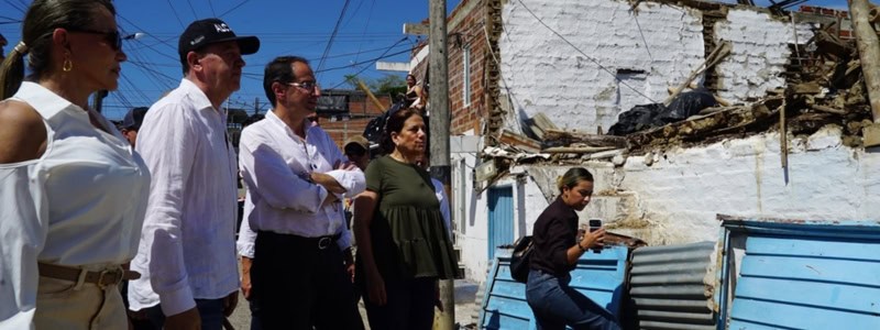 Conectividad: MinTIC revisa apoyo educativo tras sismo Fachada parcialmente derrumbada en zona del sismo, imagen sobre conectividad y apoyo educativo