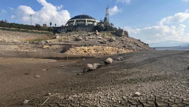 El Niño avanza rápido y sería muy fuerte en 2026 Planta de tratamiento de agua cerca de Bogotá durante sequía asociada a El Niño