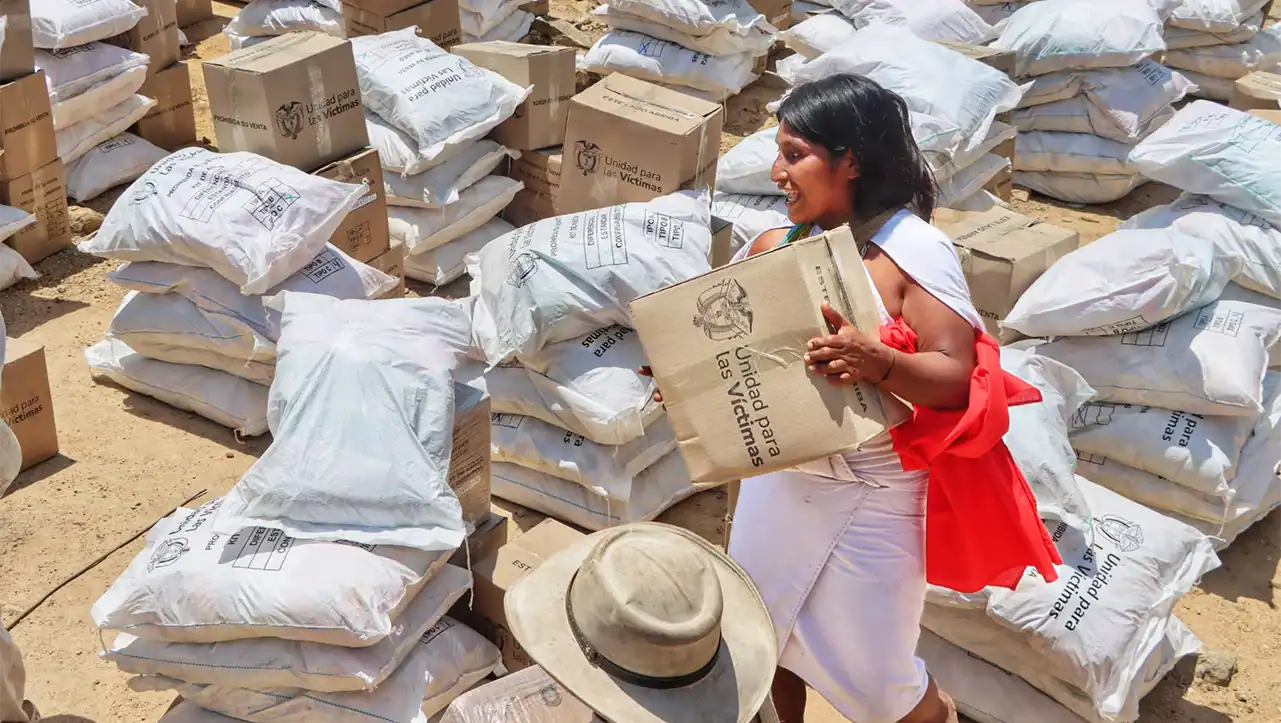 Familias Wiwa reciben 39 toneladas en Riohacha Entrega de ayuda a familias Wiwa en zona rural de Riohacha
