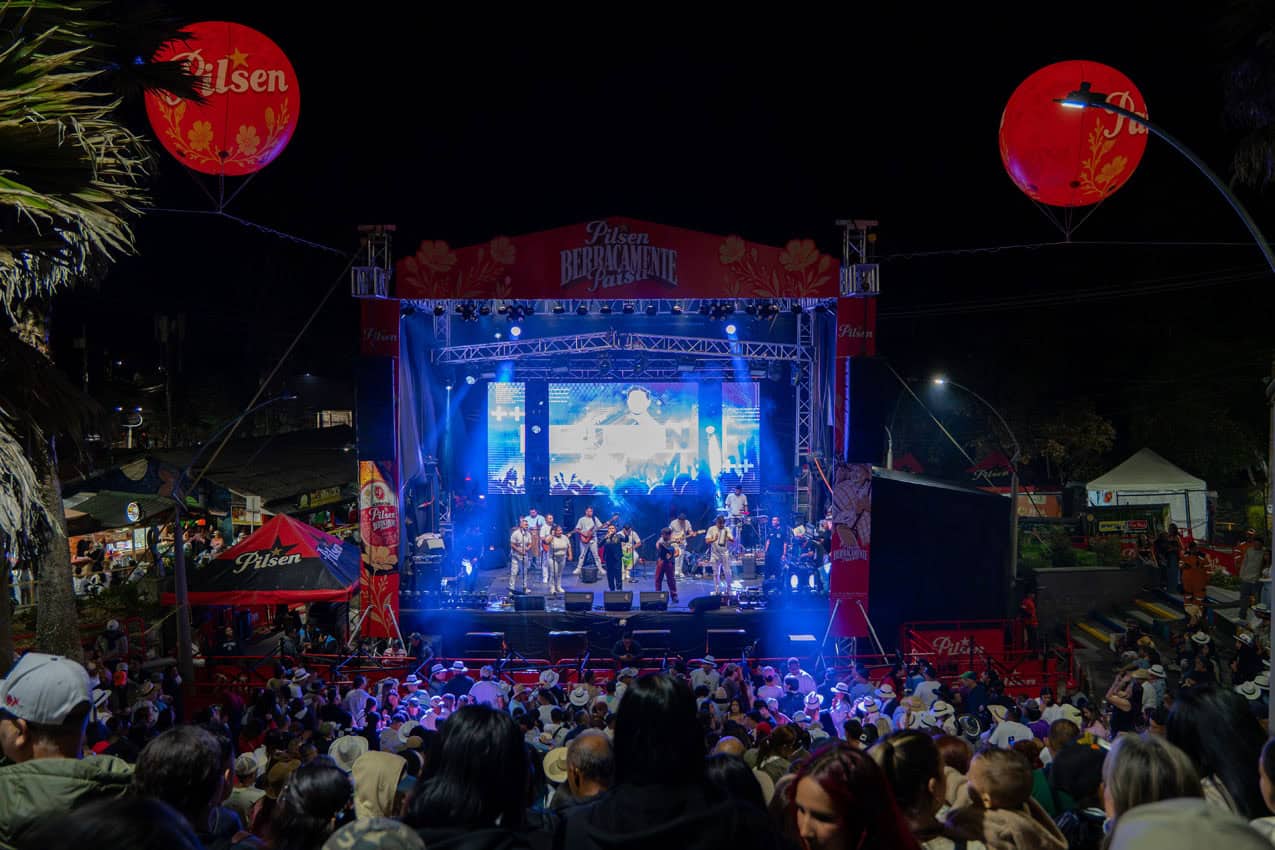 Feria de las Flores llegó a cinco corregimientos Asistentes en un tablado de la Feria de las Flores en un corregimiento de Medellín