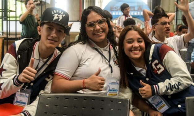 Hackathon IA reunió en Medellín a casi 100 docentes y estudiantes