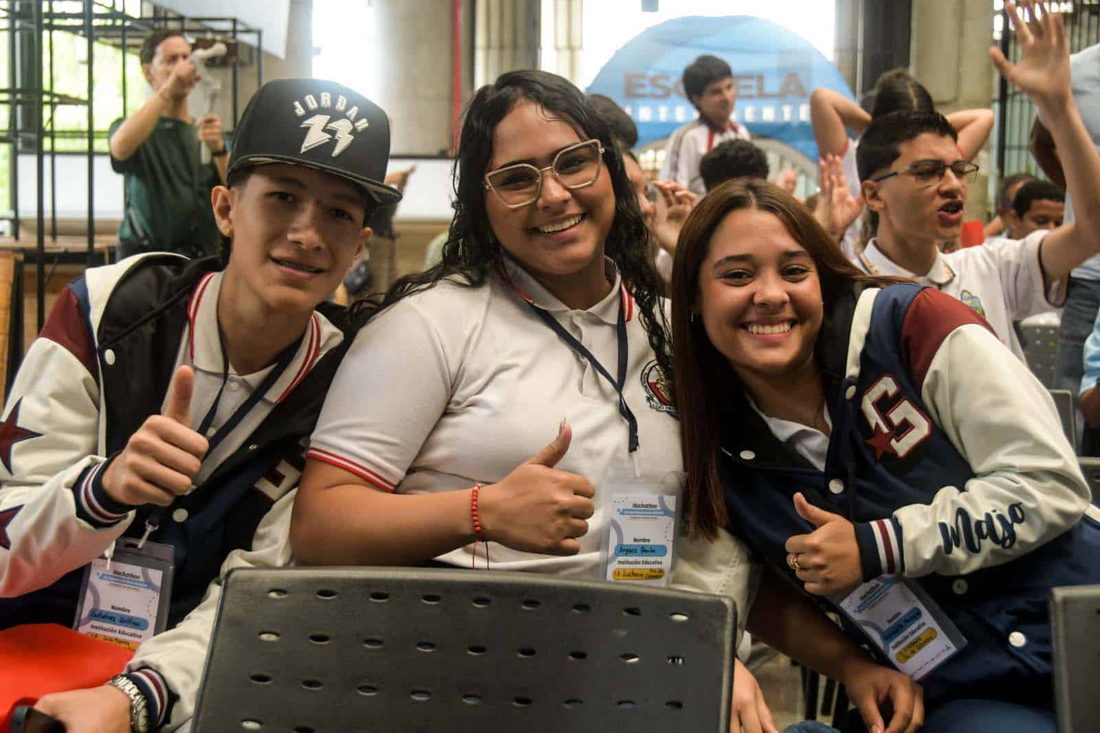 Hackathon IA en Medellín reunió a 100 participantes Docentes y estudiantes participan en la hackathon IA en Medellín durante una jornada de trabajo en Mova.