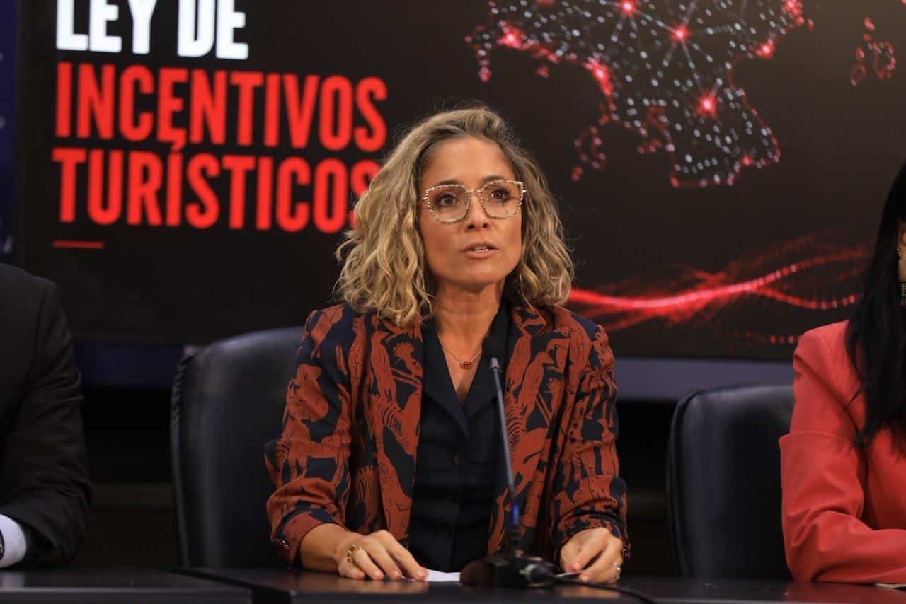 Conferencia de prensa sobre incentivos turísticos en Panamá con autoridades y gremios del sector