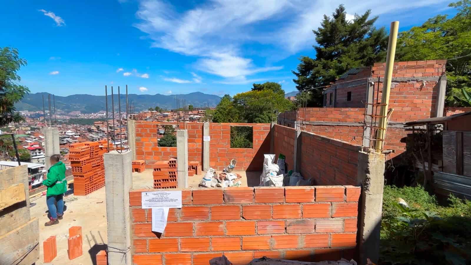 Obras ilegales: frenan seis en riesgo de Medellín Sellos de suspensión en una construcción por obras ilegales en Camposanto, Medellín