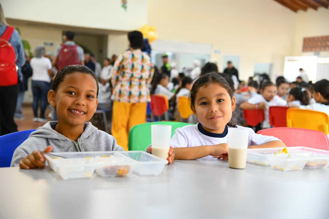 PAE Antioquia amplía cobertura a 327.000 estudiantes Ilustración del PAE Antioquia sobre alimentación escolar en sedes educativas del departamento