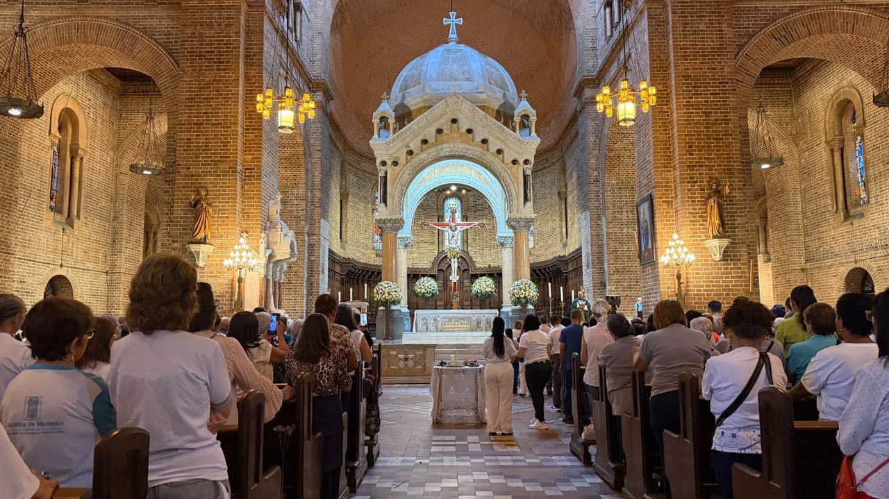 Personas mayores en Medellín: más de 50 actividades Personas mayores reunidas en la Catedral Basílica Metropolitana durante la apertura del Mes de las Personas Mayores en Medellín