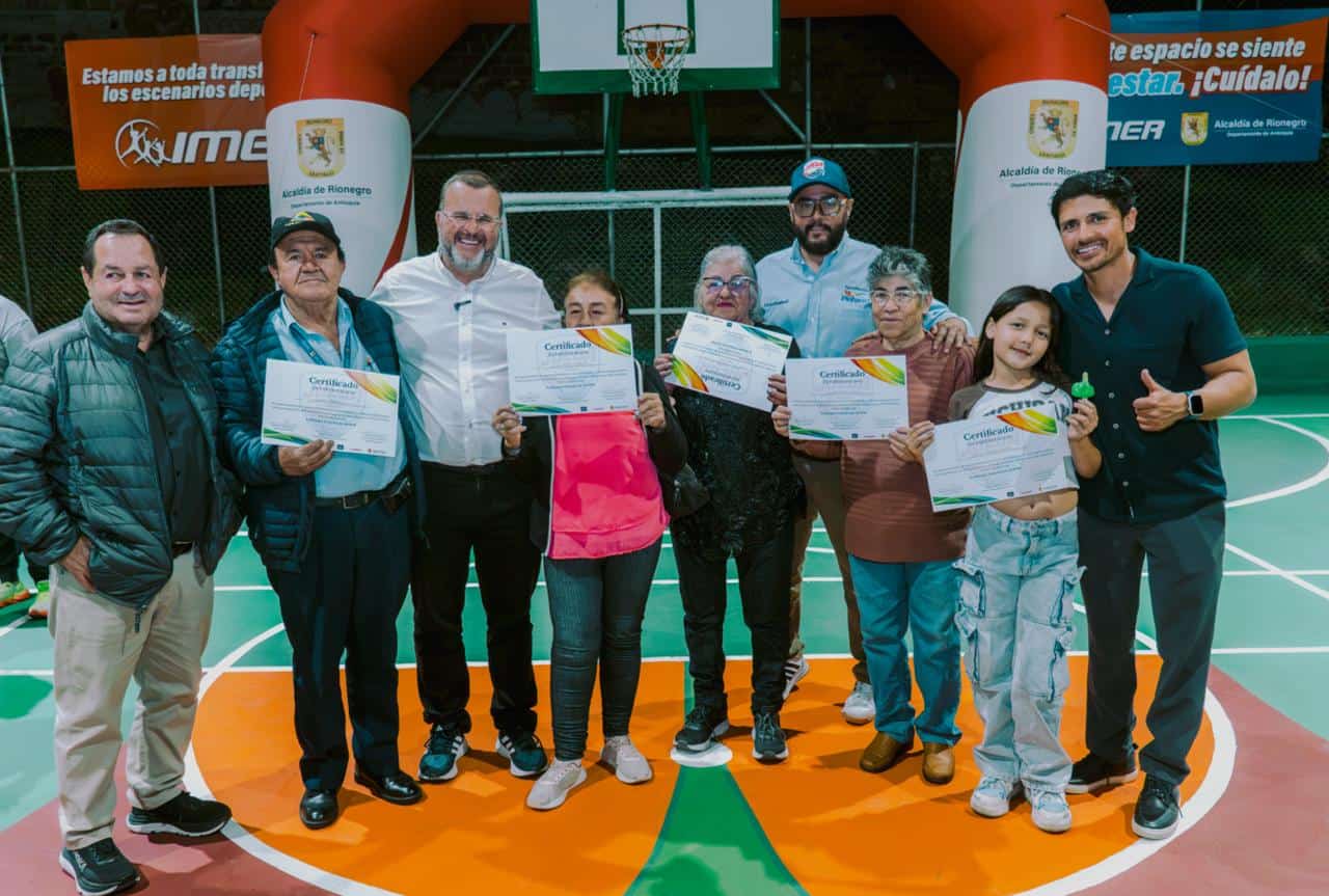 Placa El Hoyo: entregan cancha renovada en Rionegro Placa El Hoyo renovada en Rionegro con nueva pintura y demarcación deportiva