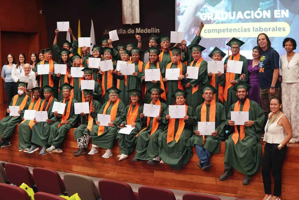 Recicladores Medellín: 40 reciben certificación Recicladores Medellín durante una jornada de certificación laboral