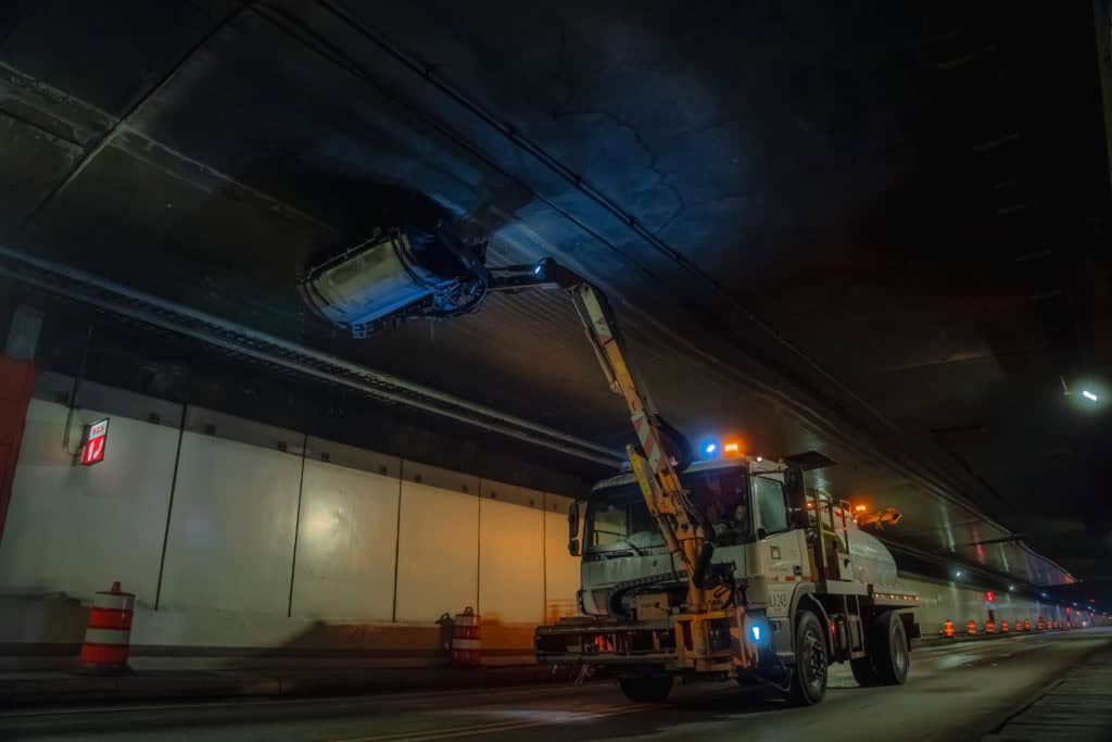 Entrada vehicular del Túnel de Oriente durante el cierre nocturno anunciado