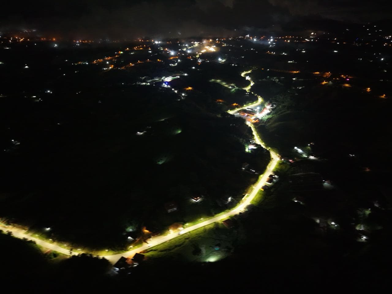 Vista nocturna de la vía Marinilla-El Peñol con luminarias LED instaladas en el corredor