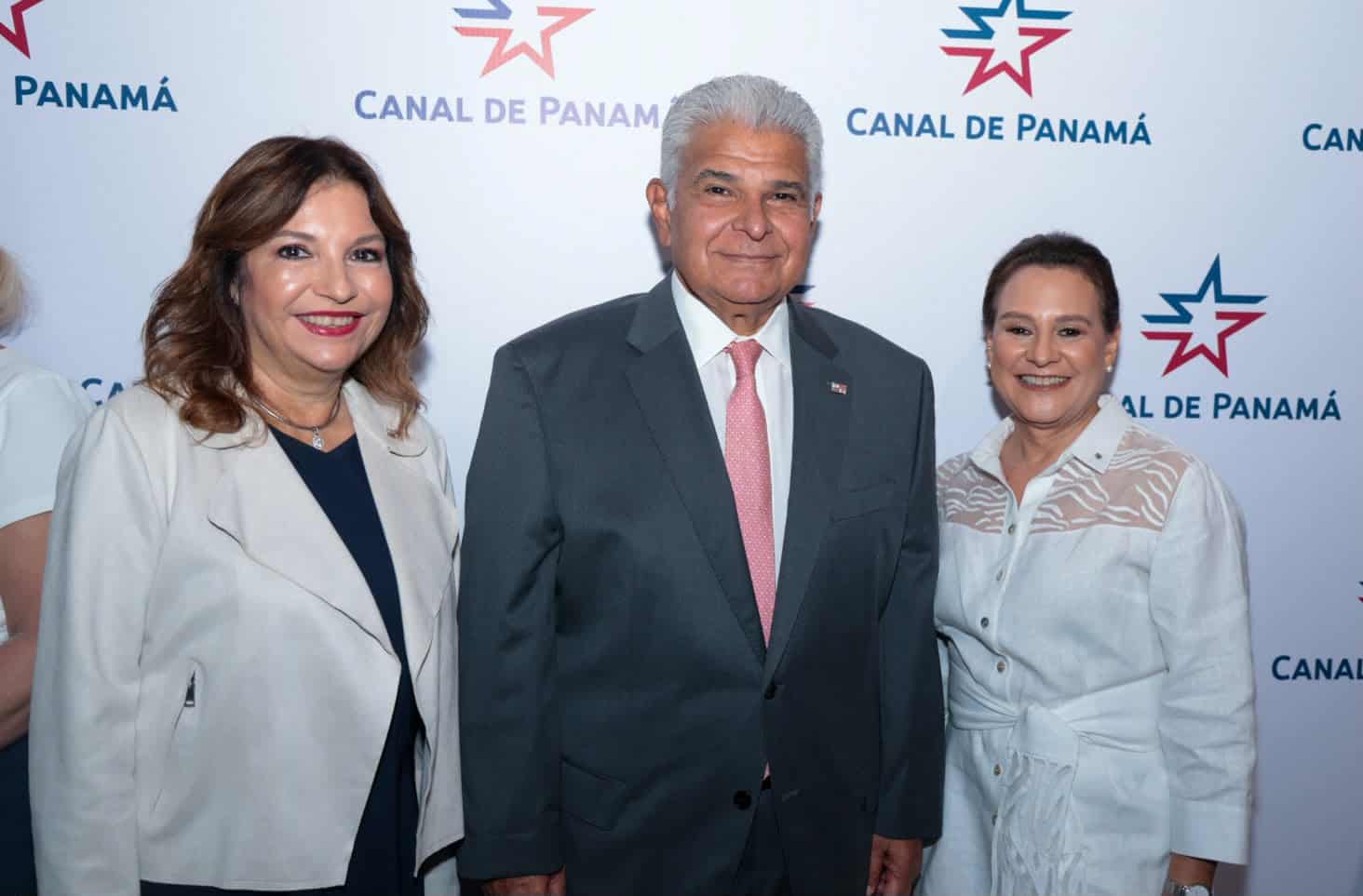 Canal de Panamá oficializa a Ilya Espino de Marotta Acto de posesión en el Canal de Panamá durante el relevo de administración