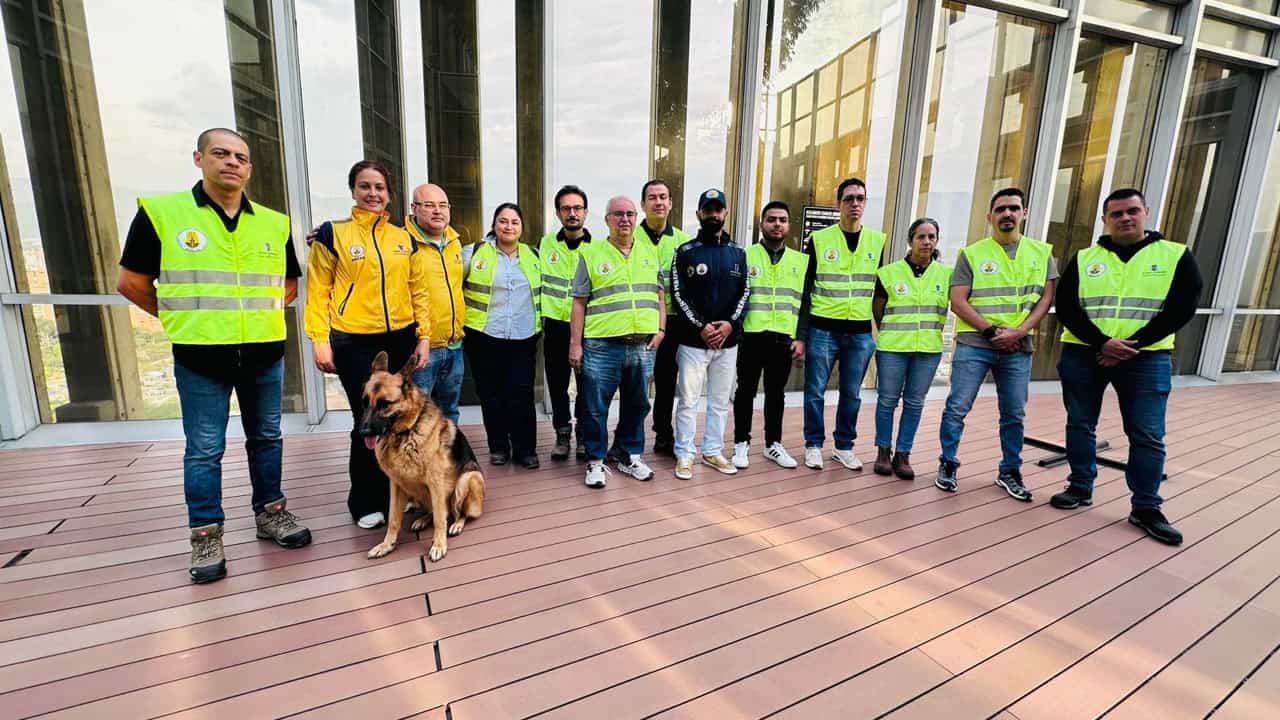 Imagen institucional sobre ingenieros voluntarios que evaluaron edificaciones tras el sismo.