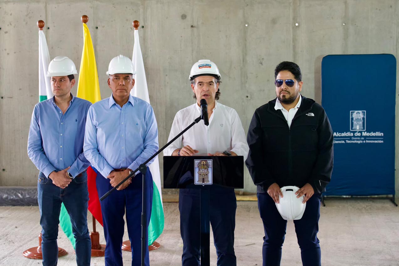 Autoridades recorren la obra del C5i durante el anuncio de A3C Medellín