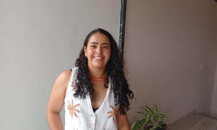 Biotecnóloga en Medellín transforma residuos de frutas en prototipos textiles