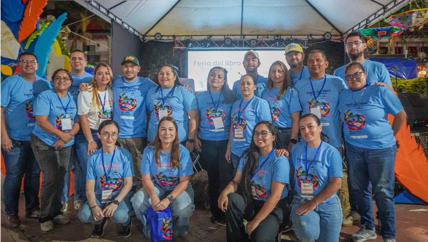Feria del Libro de Guatapé reunió a lectores y autores Actividad de la Feria del Libro de Guatapé con asistentes y estands de libros