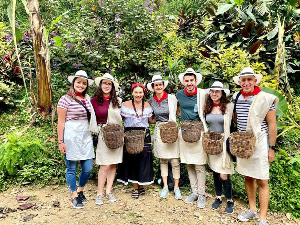 Experiencia en finca cafetera asociada a la formalización turística de Tour Point en Medellín
