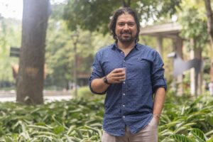 Gustavo Cediel recibe reconocimiento a la Extensión en Salud de la UdeA