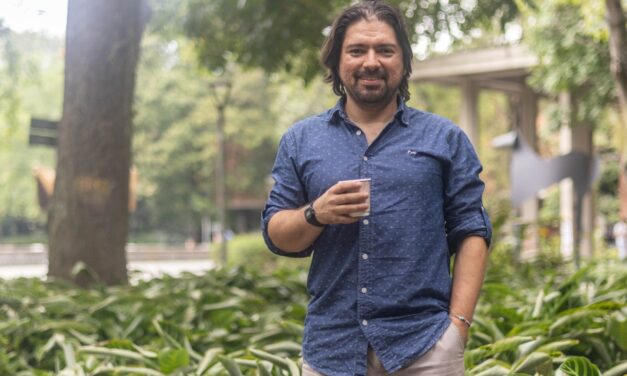 Gustavo Cediel recibe reconocimiento a la Extensión en Salud de la UdeA