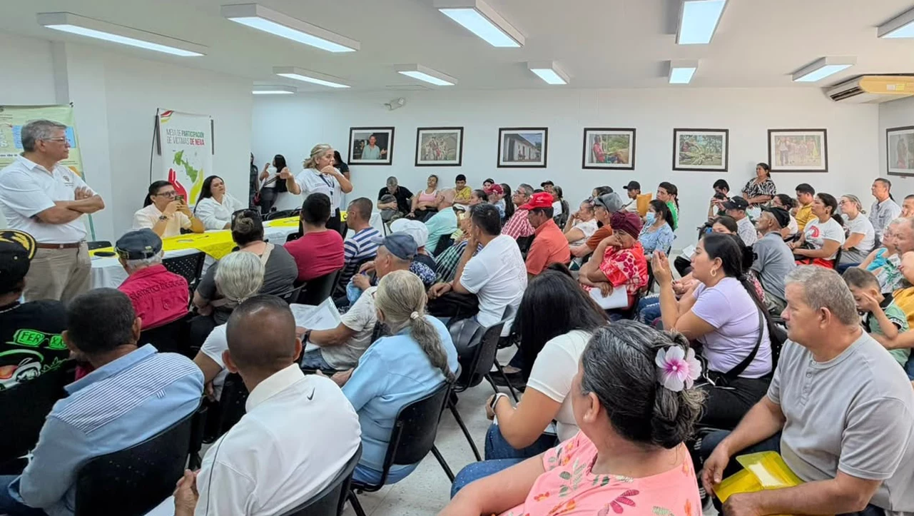 Indemnización a víctimas: 387 cartas en Huila y Caquetá Jornada de indemnización a víctimas durante entrega de cartas en Caquetá y Huila