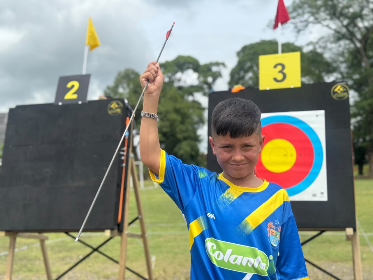 Juan Esteban Ocampo compite en final escolar de Carepa Juan Esteban Ocampo en una jornada de tiro con arco en Carepa