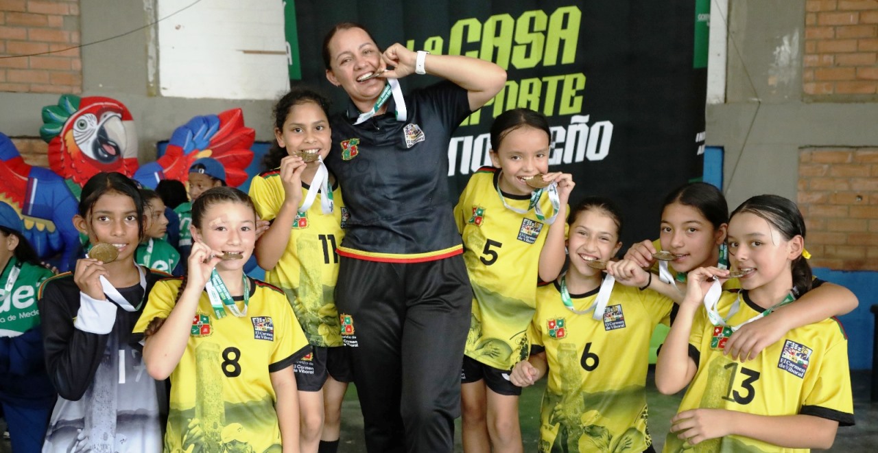 Jugadoras de balonmano en los Juegos Escolares de Carepa durante la final departamental