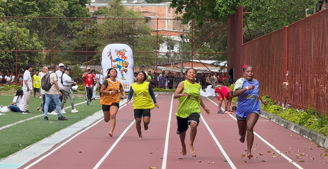 Competencia de atletismo durante los Juegos Indígenas en Dabeiba