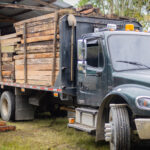 Cornare entrega madera decomisada para reconstrucción indígena tras el sismo