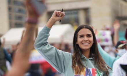 Carrascal enfrenta a agente antidisturbios y denuncia intimidación durante protesta frente al Museo Nacional